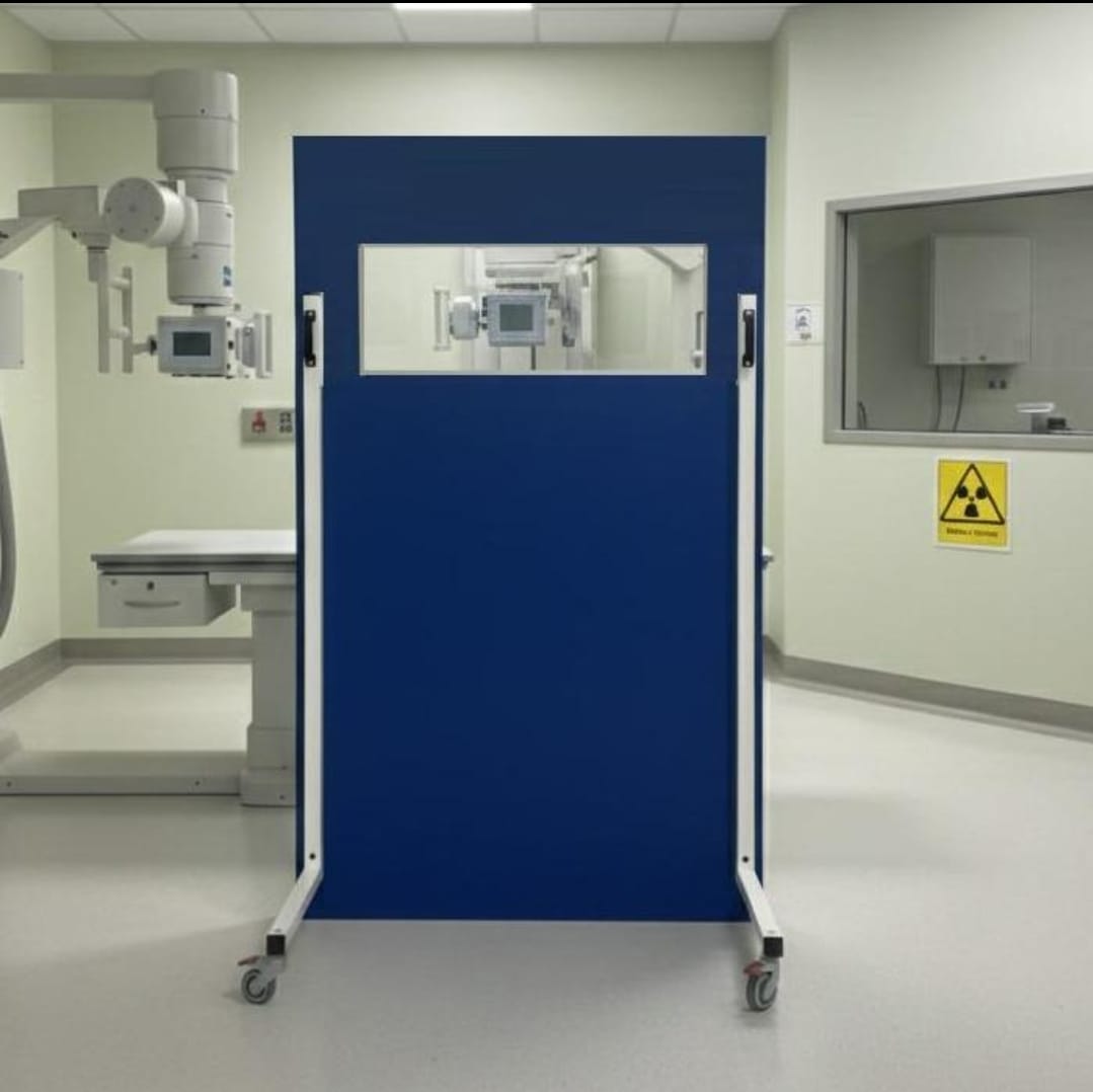 Barrière mobile plombée dans une salle de radiologie